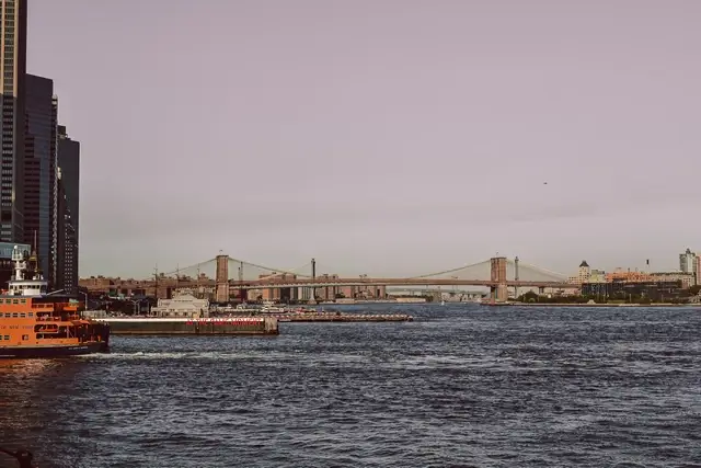 Puente Brooklyn Nueva York desde el agua