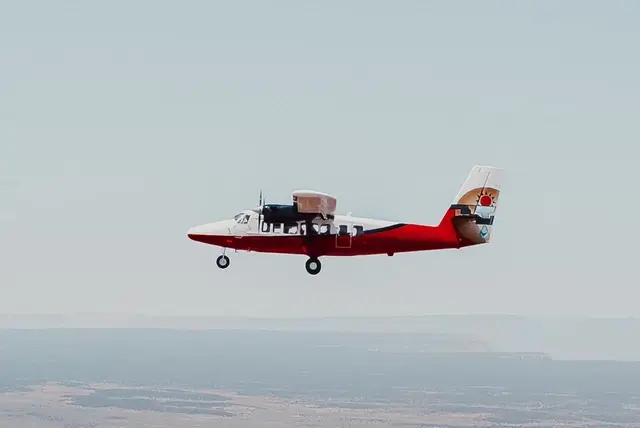 Avioneta volando Gran Cañón desde las vegas