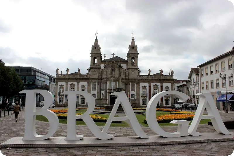Qué ver en Braga. Plaza de la Republica de Braga con las letras de la ciudad