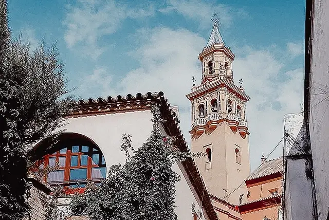 Torre iglesia de Santiago desde plaza del Duque Alcala de Guadaira
