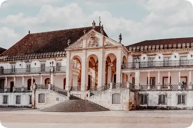 Qué ver en Coímbra - Pórtico de la Universidad de Coimbra