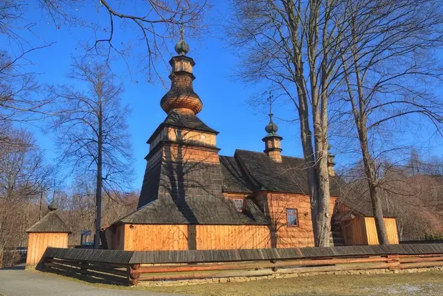 Iglesia madera en Ropica Polonia