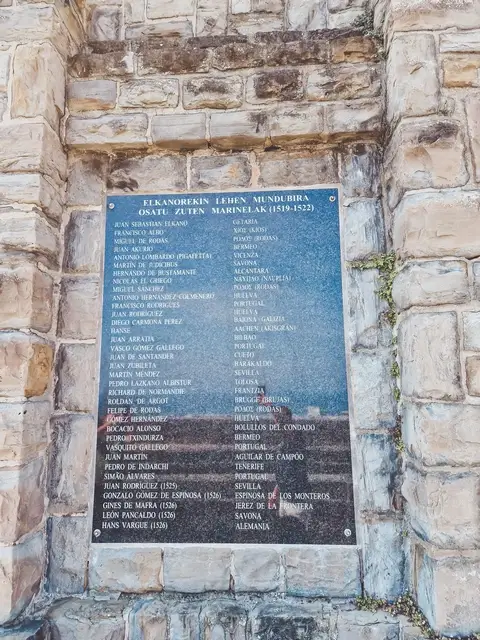 Nombre marineros Monumento a Elkano