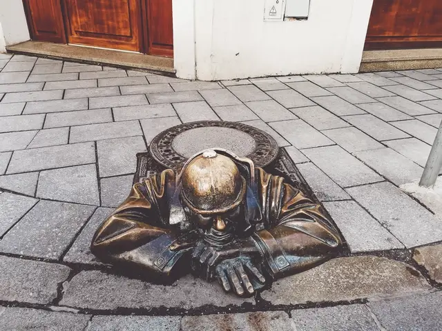 Estatua que sale de la alcantarilla en Bratislava