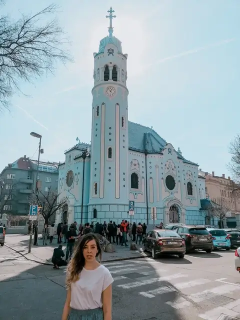 Qué ver en Eslovaquia - Judit en la Iglesia Azul de Bratislava