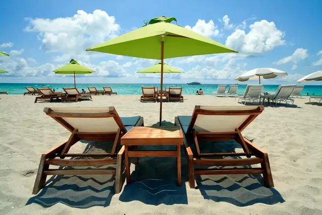 Tumbarse en la playa de South Beach en Miami