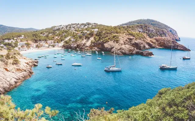 Barcos en Cala Vadella Ibiza