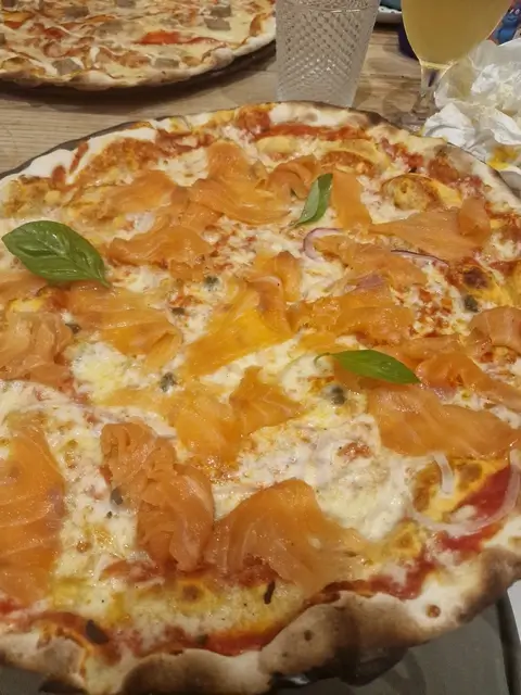 Pizza Salmón Pizzeria Basilico 