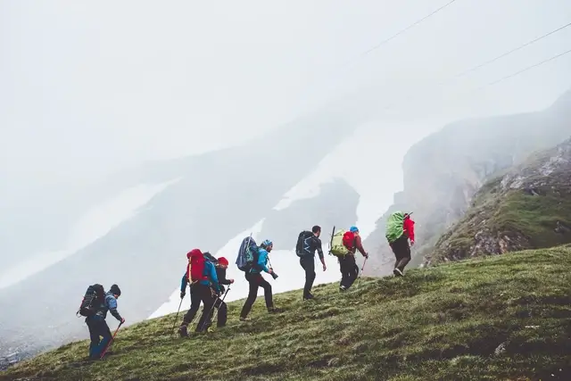 Qué ver en Austria - Excursionistas en Grossglockner Alpes