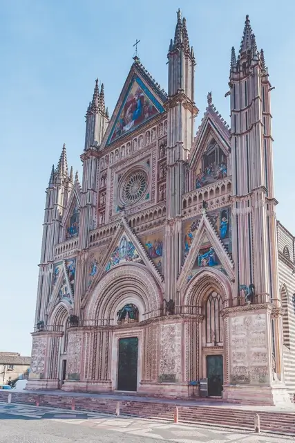Fachada de la Catedral de Orvieto cerca de Roma