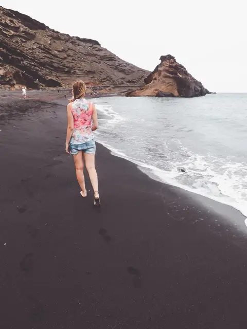 Playa de arena negra en El Golfo Lanzarote