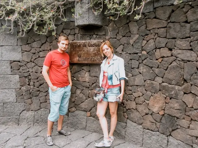 Judit y Dani Visitando Jardín Cactus Lanzarote. Placa de César Manrique