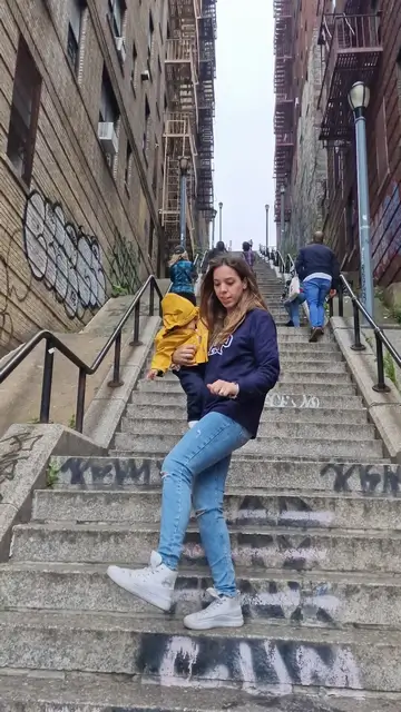 Judit en las escaleras del Joker  Bronx