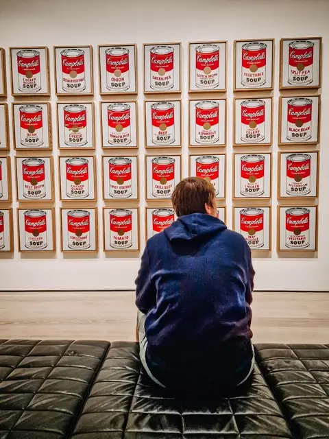 Dani contemplando Lata de Sopa Campbell, Andy Warhol