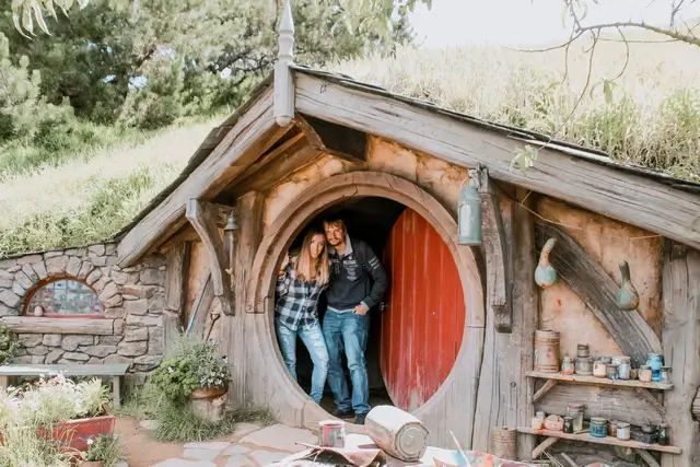 Judit y Dani en Hobbiton Nueva Zelanda