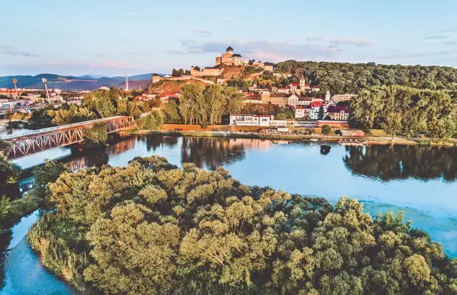 Vista de trencin con el castillo de trencin sobre el río vah Eslovaquia