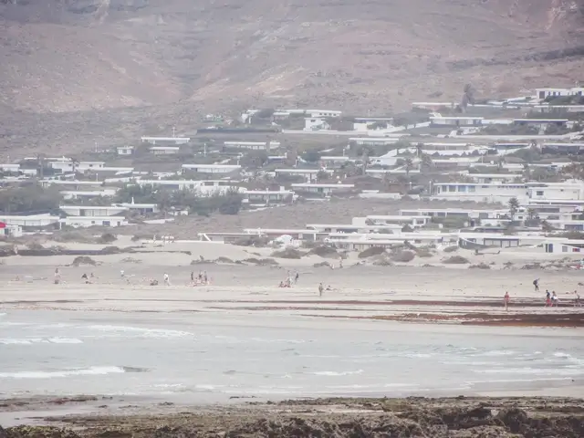 Vistas de Famara, Lanzarote desde la playa