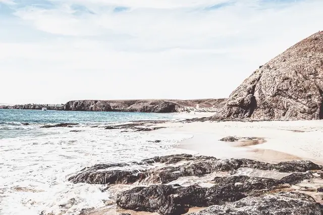 Foto de playa con rocas en Lanzarote