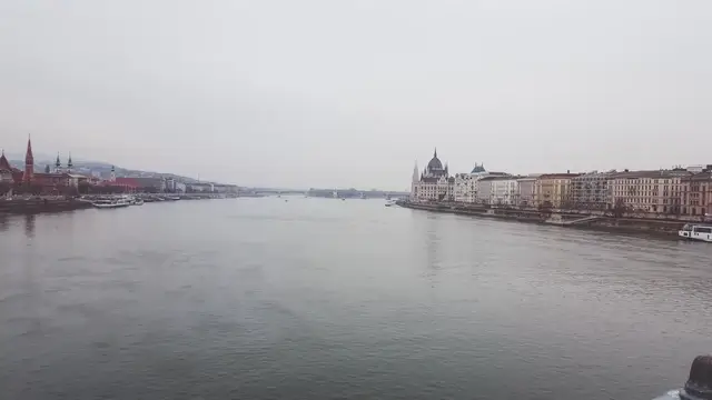 Pest y su el Parlamento de Budapest