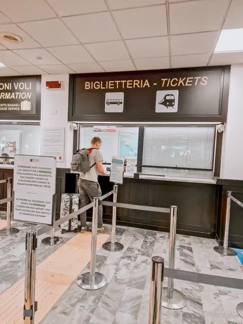 Comprando billete para ir del aeropuerto de pisa a Florencia
