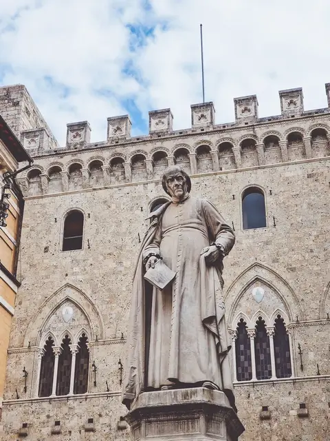 Estatua de Sallustio Bandini Plaza Salimbeni Siena