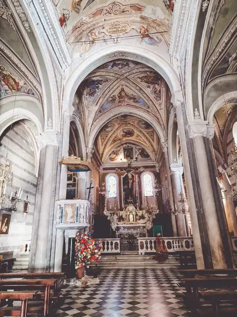 Interior Iglesia de San Pietro Corniglia Cinque Terre plaza