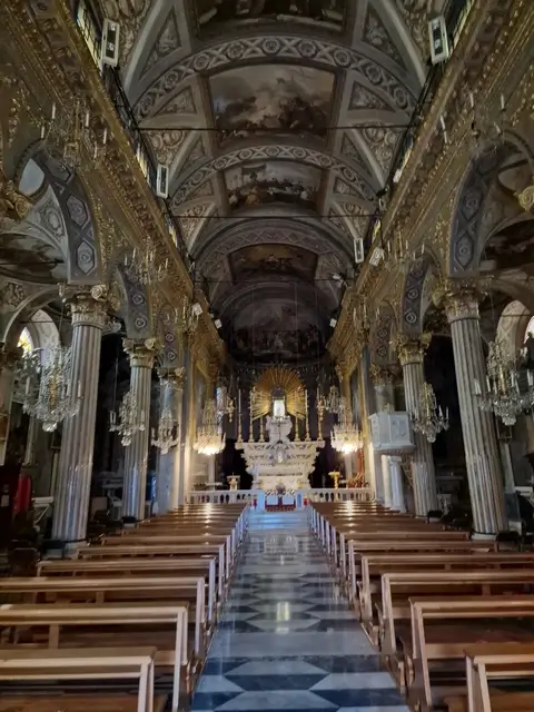 Interior Iglesia San Giacomo di Corte Santa Margherita Ligure