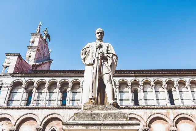 Lucca, Monumento cerca de la iglesia católica