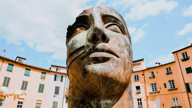 Estatua en plaza anfiteatro Lucca