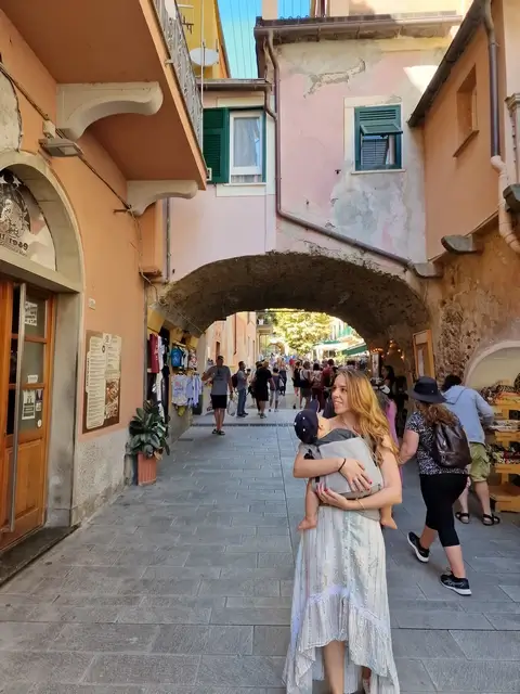 Judit y Eric paseando por Monterosso al Mare Cinque Terre