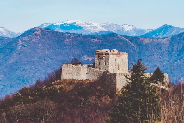 Forte puin, una de las fortificaciones en las colinas alrededor de génova,