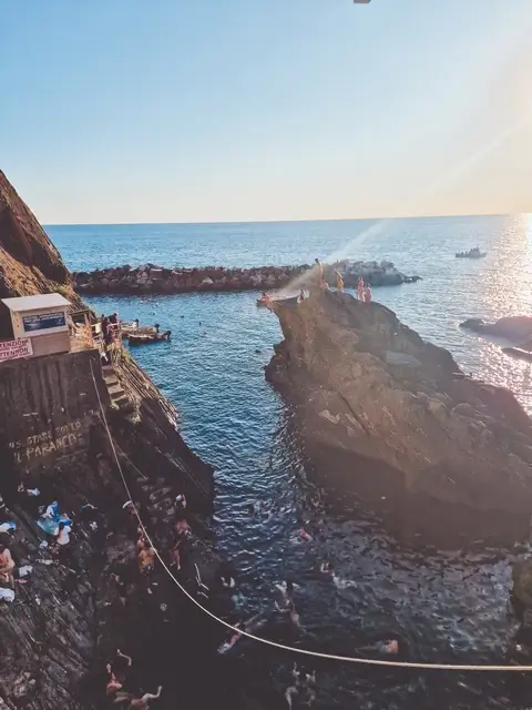 Jovenes tirandose desde las Rocas Manarola