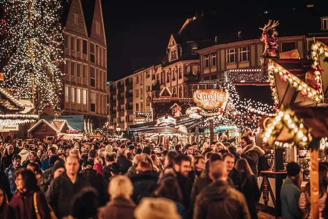 Calles llenas de gente en Mercado de Navidad en Frankfurt