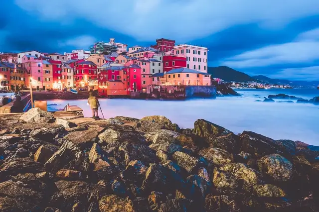 Pueblo pesquero de boccadasse en el centro de Génova