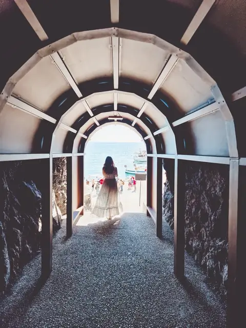 Tunel acceso muelle Monterosso al Mare