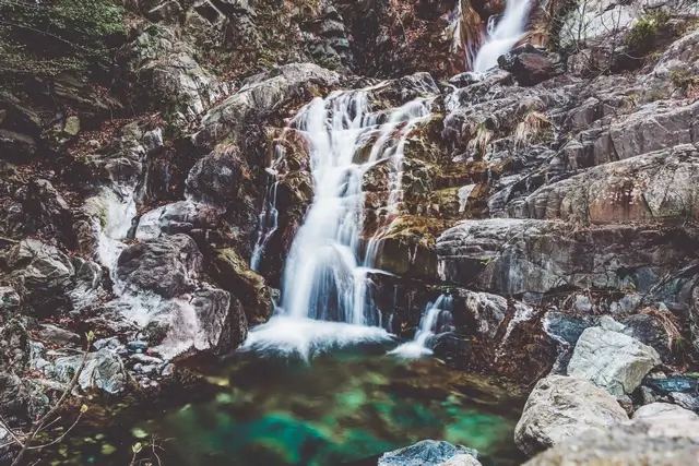 pequeñas cascadas del río gandolfi en génova