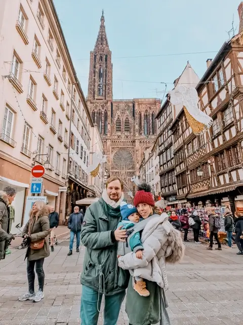 Qué ver en Estrasburgo en 1 día - Foto familiar en Estrasburgo frente a la Catedral de Estrasburgo