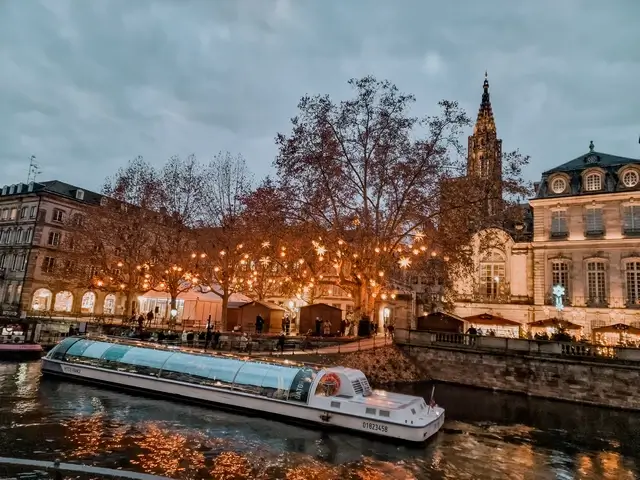 El Río III, con el Batorama Estrasburgo de noche