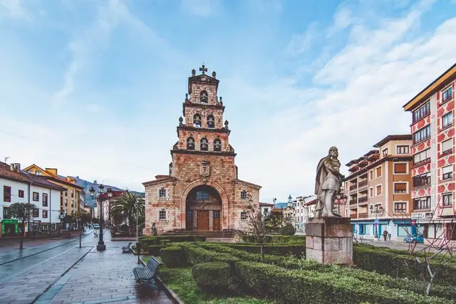 Iglesia de la asunción de cangas de onis y estatua de don pelayo asturias