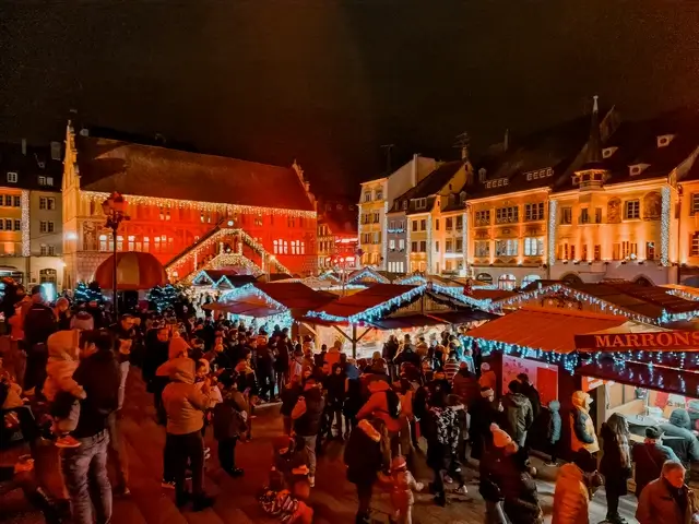 Mercado de navidad de Mulhouse - Ayuntamiento al fondo