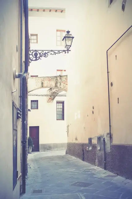 calle lateral vieja en pistoia, italia