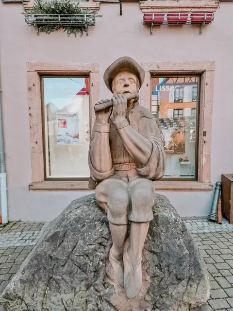 Estatua de los juglares Ribeauville Alsacia