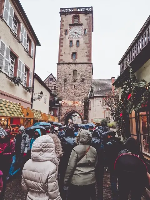 Mercado navidad Ribeauville Torre des Couchers, Torre Carniceros el día del Mercado medieval