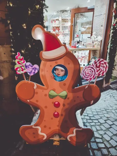 Eric con su cara en una galleta navideña en Estrasburgo