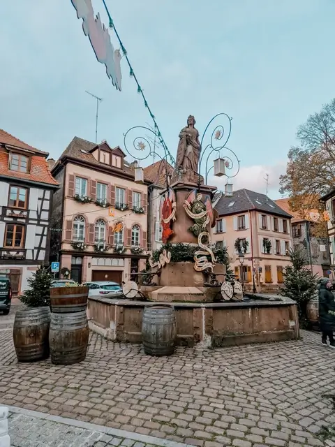 Place de la Sinne y la Fontaine Friedrich Ribeauville Alsacia