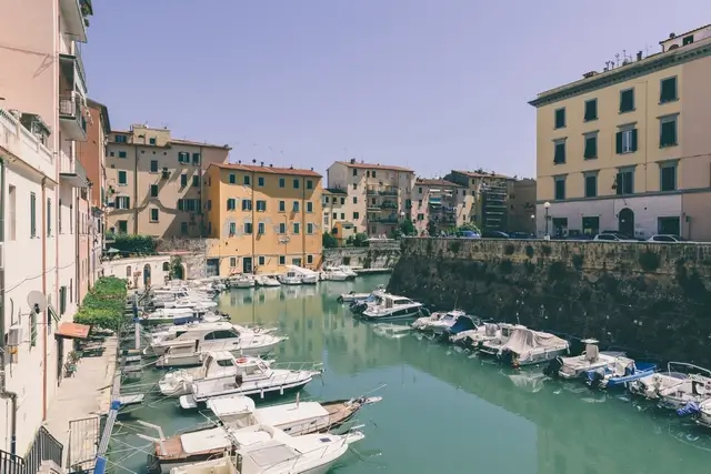 Qué ver en Livorno - edificios históricos de Livorno con canal de agua y barcos