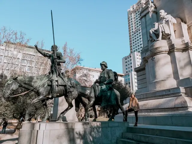 Qué ver en Madrid en 1 día - Plaza de España Estatua de Cervantes