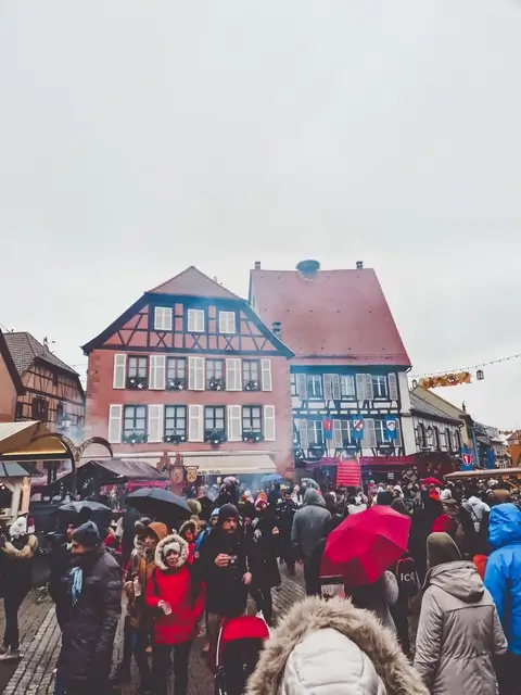 Riadas de gente en Mercado medieval Ribeauville Alsacia 2