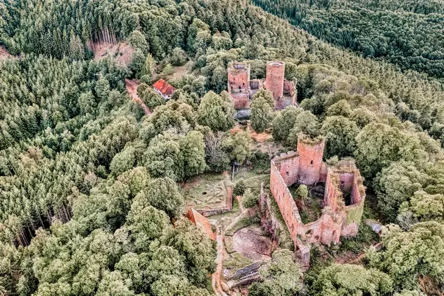 Castillos de lutzelbourg y rathsamhausen en las montañas de los vosgos en ottrott en bas-rhin