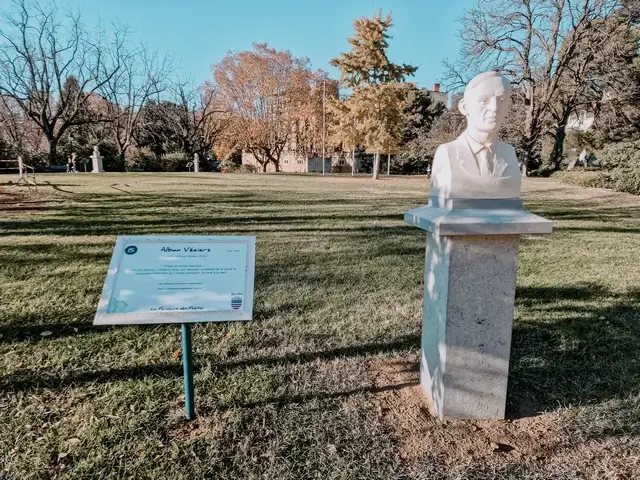 Qué ver en Béziers - Jardin de los Poetas bustos